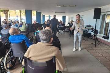 La Banda Municipal y el cantante Fasur deleitan a los internos de la Residencia de Taliarte/TA.